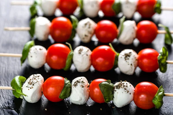 Italské potraviny - salát caprese s rajčaty, mozzarellou a bazalkou, středomořské stravy a koncept ztráta hmotnosti — Stock fotografie