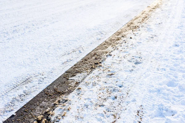 Fundo com neve na estrada no inverno e passarela, textura — Fotografia de Stock