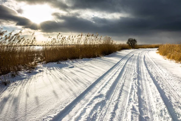 Kış road, peyzaj, karanlık gökyüzü güneş, doğada moody sahne