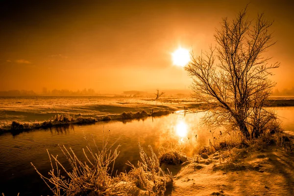 Зимний речной пейзаж, капризный пейзаж с утренним солнечным отражением в воде — стоковое фото