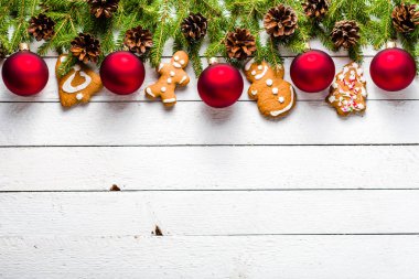 Gingerbread çerezleri ve köknar ağacı Beyaz ahşap masa üzerinde Noel arka plan