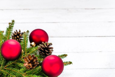 Kırmızı süsler ve yeşil çam ağacı dalları ahşap kurullarında Noel arka plan