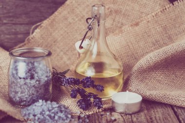 Temel lavanta yağı Aromaterapi ve deniz için tuz Banyosu, vücut bakımı, spa ve masaj kavramı