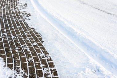 Arka plan ile kar üzerinde yol ve kaldırım kışın, doku