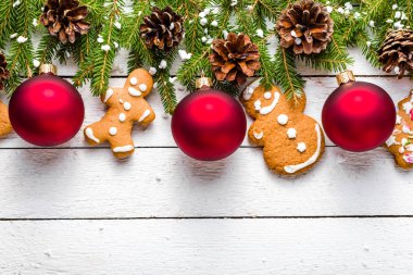 Gingerbread çerezleri ve köknar ağacı Beyaz ahşap masa üzerinde Noel arka plan