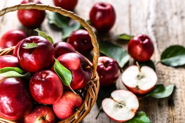 Червоні яблука в кошику на дерев'яному столі, свіжі, органічні фрукти на місцевому ринку фермерів — стокове фото