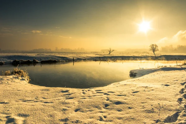 Winter-Flusslandschaft, stimmungsvolle Landschaft mit Morgensonnenreflexion im Wasser — Stockfoto