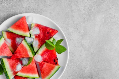 Sulu karpuz dilimi dondurmayı parlak arka planda, ek yükü