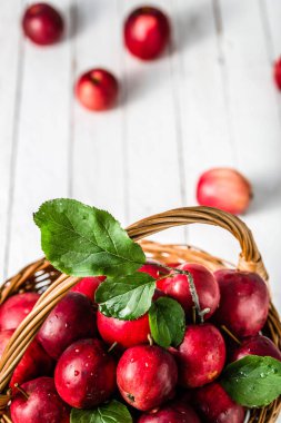 Sepette beyaz zemin üzerine taze elma meyve yığını masada kırmızı elmalar