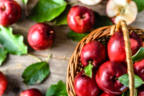 Ферма свіжі яблука на столі, кошик з фруктів червоного яблука, вид зверху на фермерський ринок — стокове фото