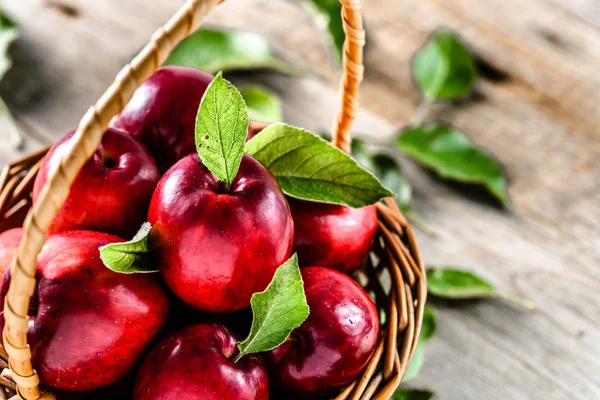 Червоні яблука на столі в кошику, свіжі фрукти місцевого ринку, концепція здорового харчування — стокове фото