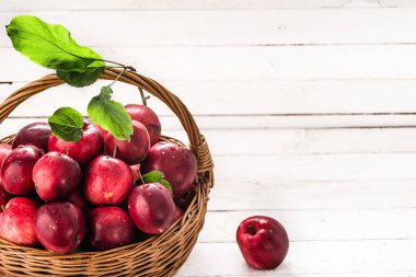 Sepet beyaz ahşap zemin üzerinde taze, organik meyve yerel çiftçi pazar içinde kırmızı elmalar