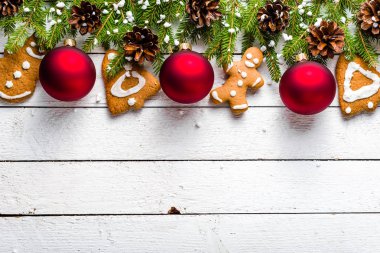 Noel dekorasyon gingerbread çerezleri ve köknar ağacı Beyaz ahşap tablo