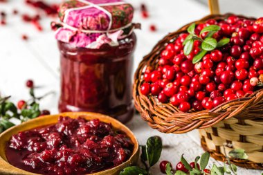 Kırmızı dut reçeli masada, doğal organik ürünler - ev yapımı bir kavanoza korumak için kış