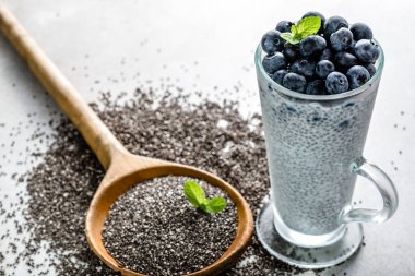 Antioksidan chia tohum puding, sağlıklı gıda superfood kahvaltı masasında