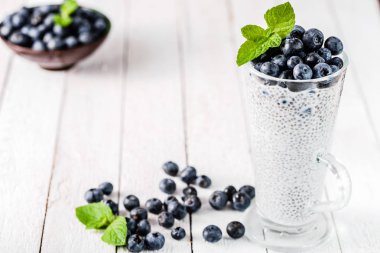 Antioksidan chia tohum puding, sağlıklı gıda superfood kahvaltı masasında