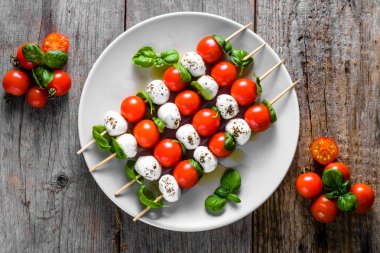Sağlıklı meze - domates ve mozzarella peyniri, Akdeniz diyeti zeytinyağı remake, ağırlık kaybı kavramı ile İtalyan yemeği caprese salatası