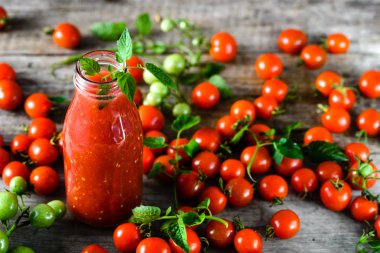 Şişe domates suyu ve taze domates, sağlıklı antioksidan içecek, organik gıda ve ağırlık kaybı kavramı