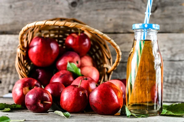 Червоний яблучний сік на столі, здоровий детоксикаційний напій з вітамінами, концепція органічної їжі — стокове фото