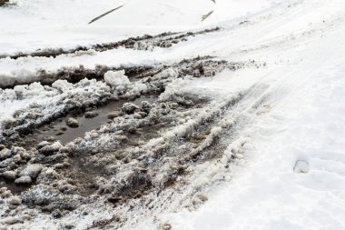 Arka plan road, lastik izleri ve çamur ile doku kış günü kar
