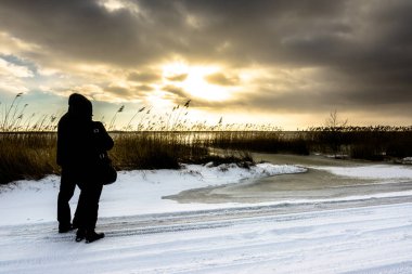 Sevgililer günü çift ya da arkadaşlarım göl üzerinde kış gün batımında romantik peyzaj
