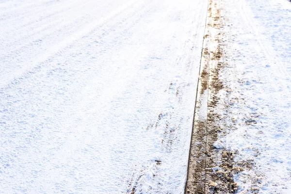 Achtergrond met sneeuw op de weg in de winter en bestrating, textuur — Stockfoto