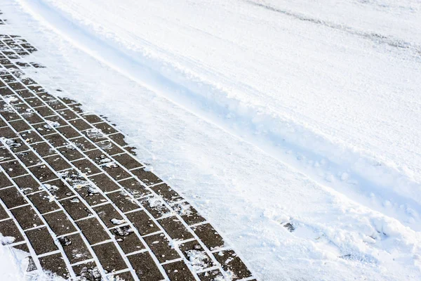 Fundo com neve na estrada e pavimento no inverno, textura — Fotografia de Stock