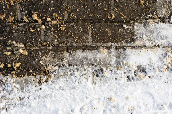 Neige fondante sur pavage en hiver, texture — Photo