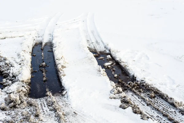 Фон снега на дороге, зимняя текстура со следами шин и грязью — стоковое фото