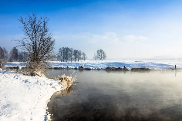 Flod i vinter landskap, snö och blå himmel — Stockfoto