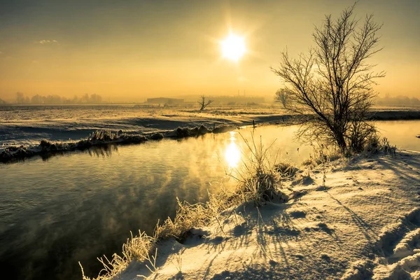 Природный пейзаж зимой над рекой, пейзаж с утренним солнечным отражением в воде — стоковое фото