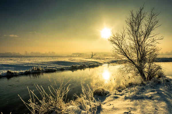 Paysage hivernal de la rivière, paysage lunatique avec reflet matinal du soleil dans l'eau — Photo