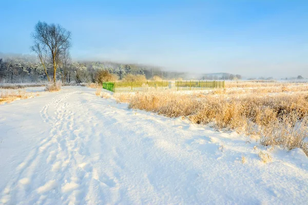 Malebnou zimní krajinou se sněhem v krajině a modrá obloha, bílé Vánoce koncept — Stock fotografie