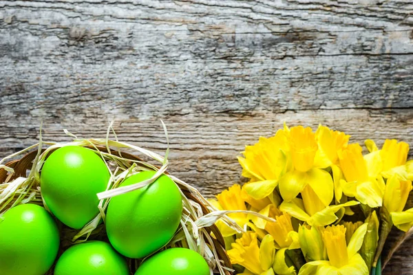 Jonquilles et oeufs de Pâques dans le panier, fond de Pâques — Photo