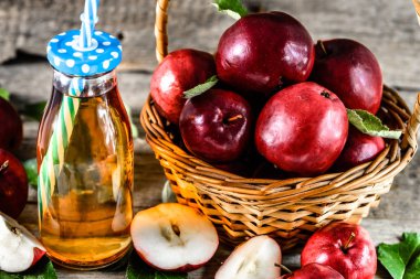 Tablo, meyve içki ve ahşap, organik gıda arka plan üzerinde taze elma sağlıklı elma suyu