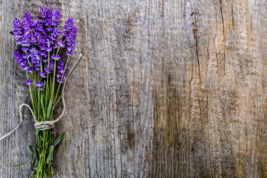 Lavanta çiçek, buket rustik ahşap arka plan üzerinde görünümü top