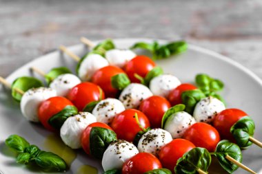 Sağlıklı meze - domates ve mozzarella peyniri, Akdeniz diyeti zeytinyağı remake, ağırlık kaybı kavramı ile İtalyan yemeği caprese salatası