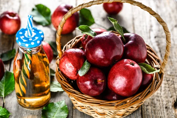Органічний яблучний сік у пляшці - пийте зі смачними яблуками на столі, здоровою дієтою та концепцією вегетаріанської їжі — стокове фото
