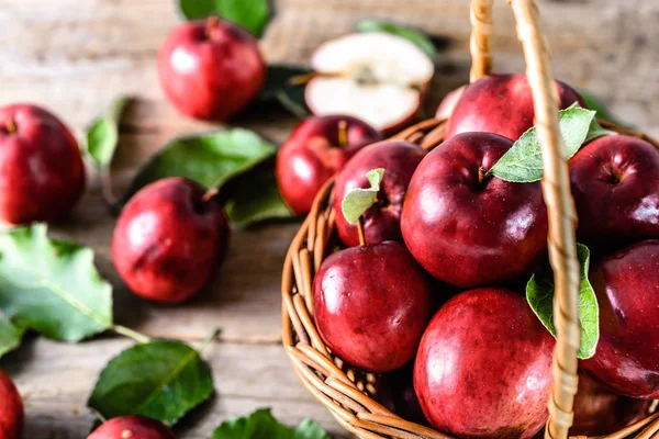 Kırmızı elma kavramı diyet taze hasat yerel pazar taze meyve sepeti, masada