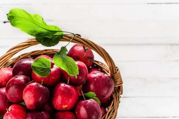 Sepette beyaz zemin üzerine taze elma meyve yığını masada kırmızı elmalar