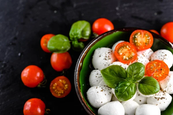 Manjericão, tomate e mussarela para salada caprese, comida italiana e conceito de dieta vegetariana saudável — Fotografia de Stock