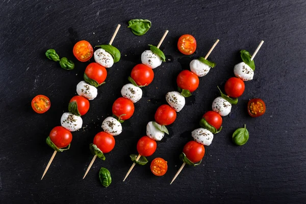 Comida italiana - salada caprese - espeto com tomate, mussarela e manjericão, conceito de dieta mediterrânea — Fotografia de Stock