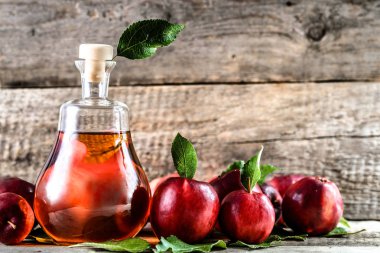 Şarap şişe ya da elma sirkesi, sağlıklı Detoks içki masasında organik Kırmızı elma ile