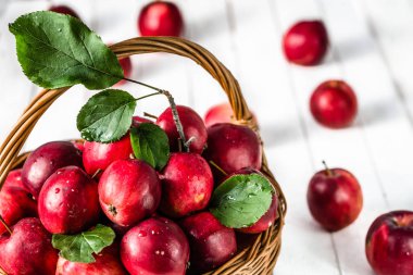 Sepette beyaz zemin üzerine taze elma meyve yığını masada kırmızı elmalar