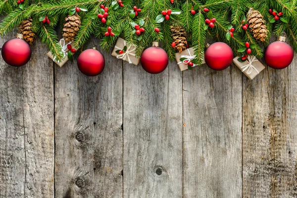 Çam dalları ve süslemeleri ile garland. Noel arka plan kopya alanı ahşap rustik kurulları ile
