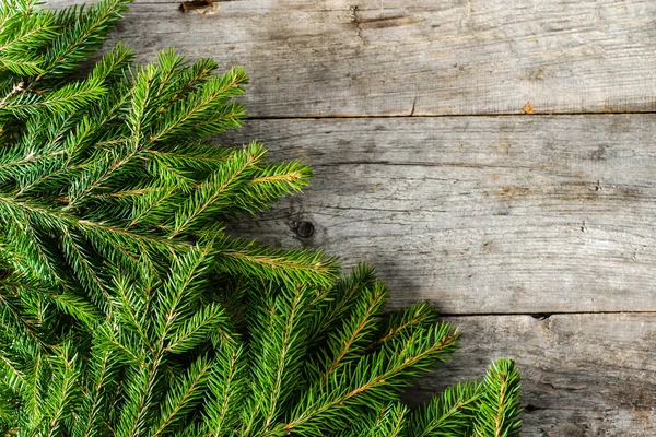 Arka plan christmas köknar ile rustik ahşap kurullarında, ek yükü şubeleri