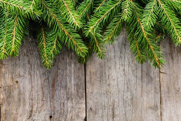 Eski ahşap rustik masa, üstten görünüm, kopya alanı çam dalları ile Noel arka plan
