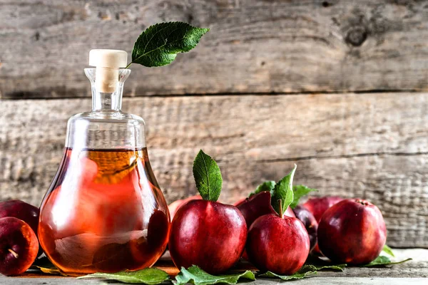 Şarap şişe ya da elma sirkesi, sağlıklı Detoks içki masasında organik Kırmızı elma ile