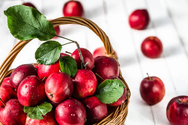 Sepette beyaz zemin üzerine taze elma meyve yığını masada kırmızı elmalar