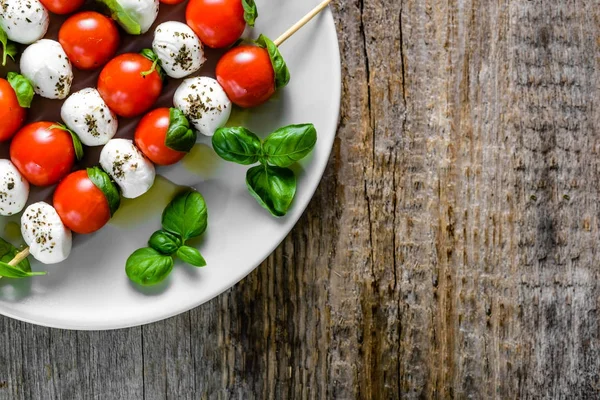 Aperitivo saudável - salada caprese com tomate e mussarela, comida italiana de dieta mediterrânea com molho de azeite, conceito de perda de peso — Fotografia de Stock